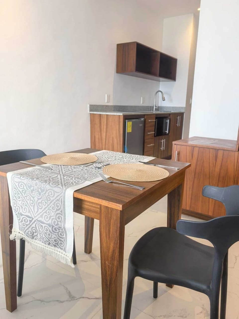 Desk, soundproofing, free WiFi