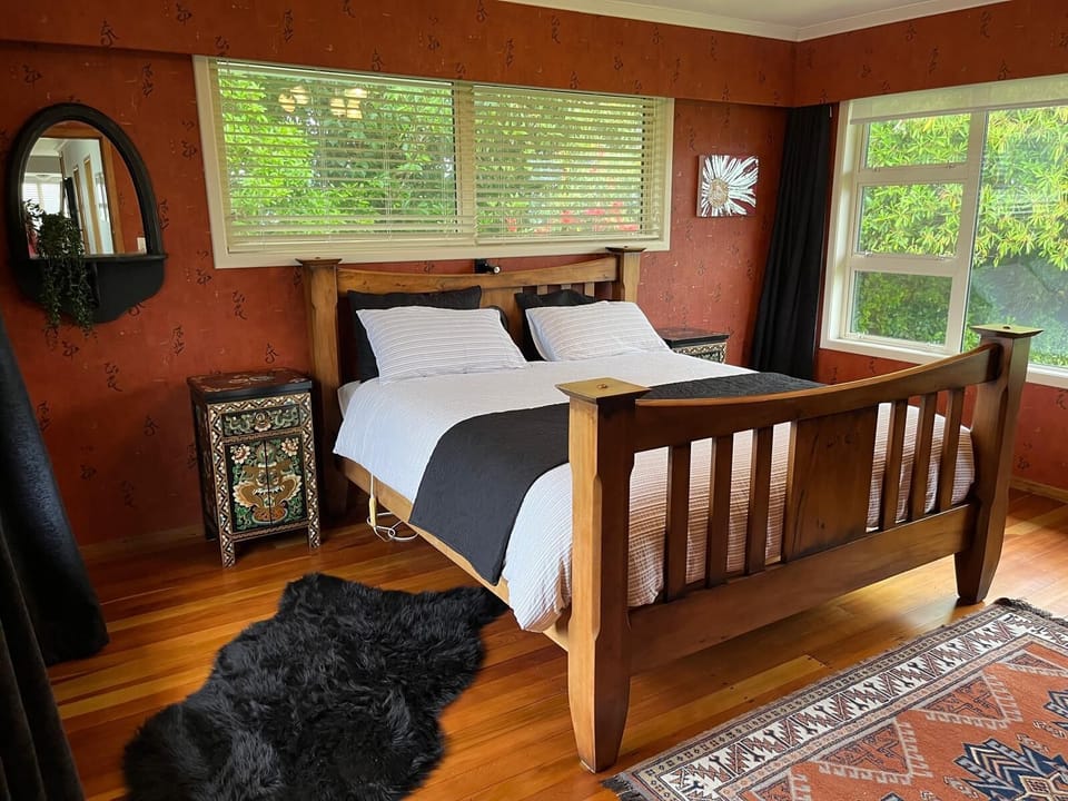 King sized bed in bedroom 1