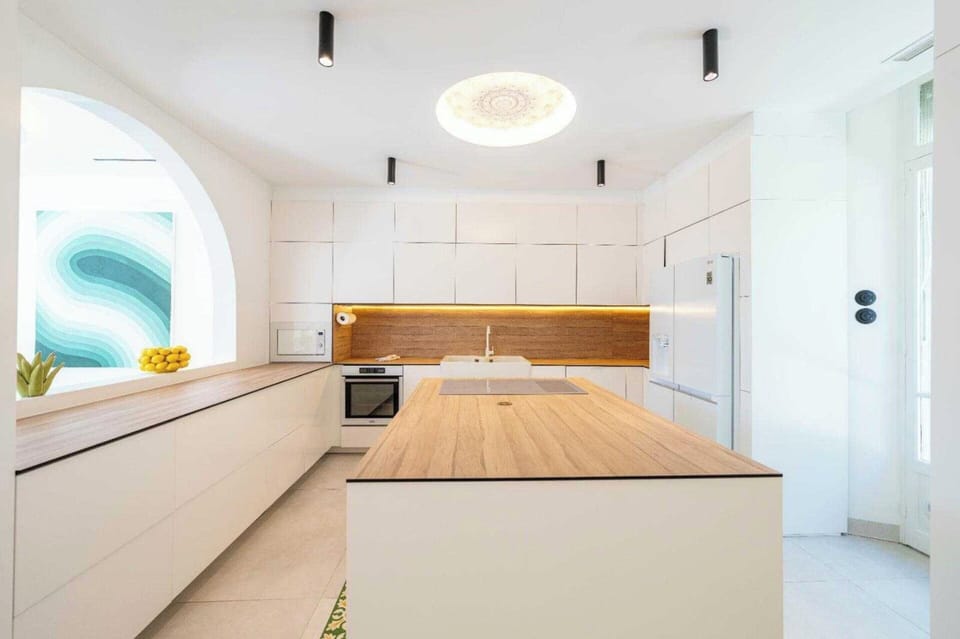 Apartment | Private kitchen | Fridge, microwave, oven, stovetop