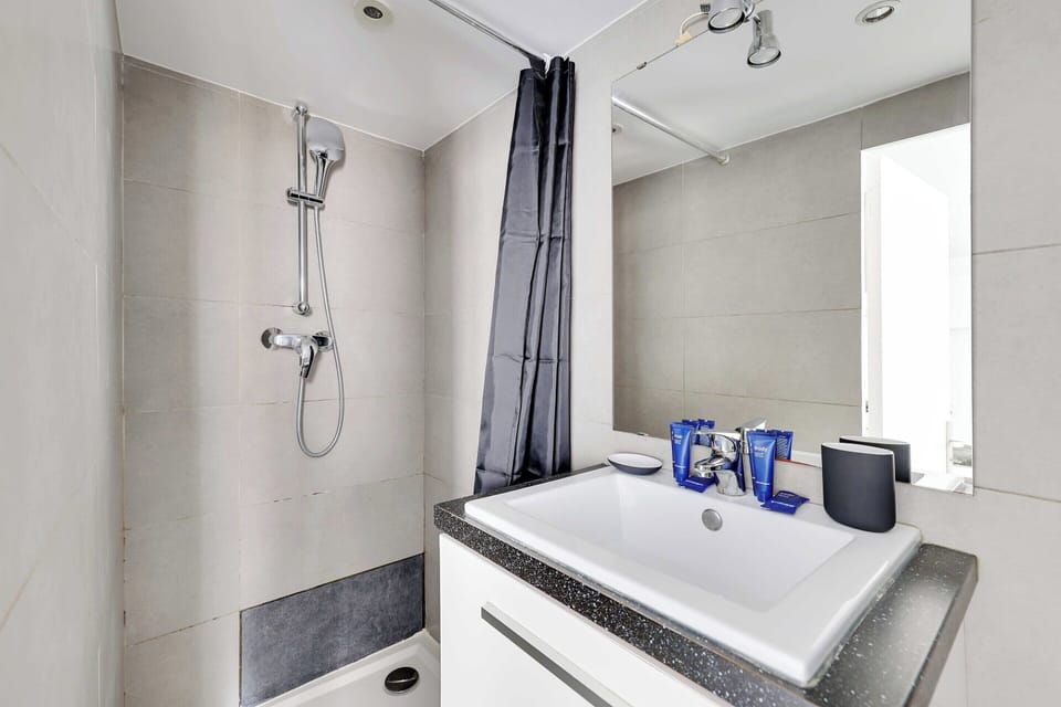 House | Bathroom | Hair dryer, towels, shampoo