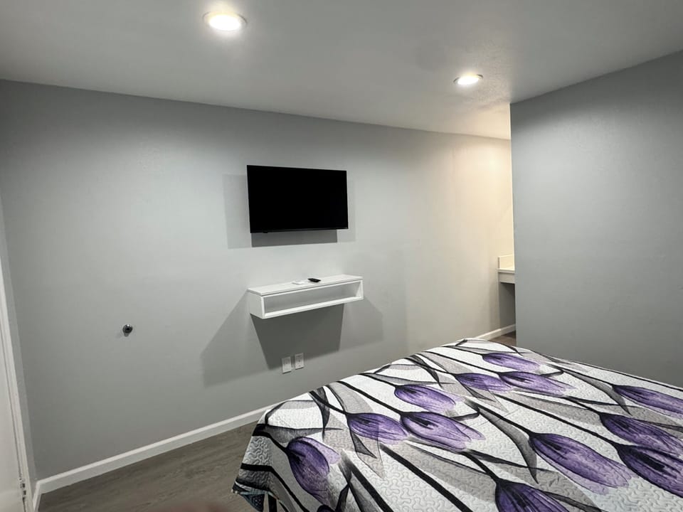 1 Queen Bed, Non-Smoking | Down comforters, WiFi (free), bed sheets