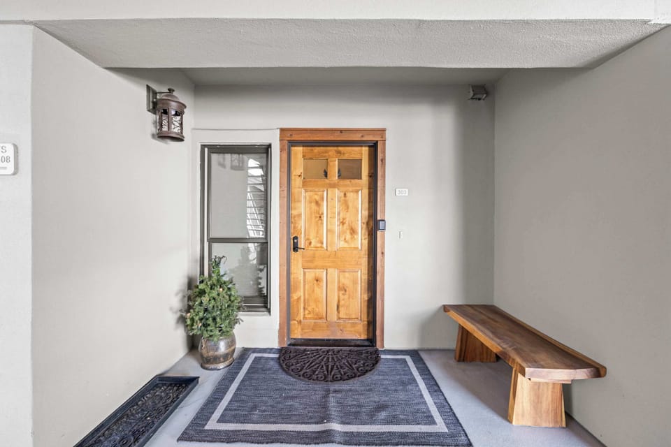 【Covered Entryway】Step in out of the snow — covered access to the elevator