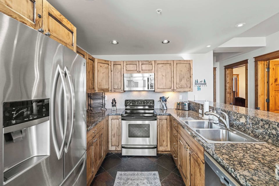 【Kitchen】Full-size stainless range, oven, and dishwasher — cook a real dinner for four