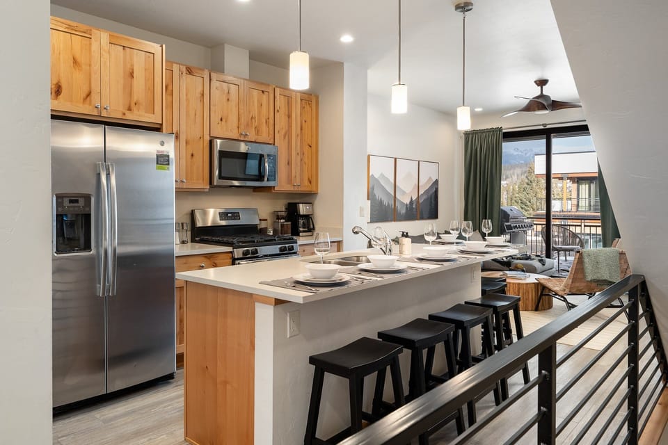 Fully Equipped Kitchen with Large Seating for 7