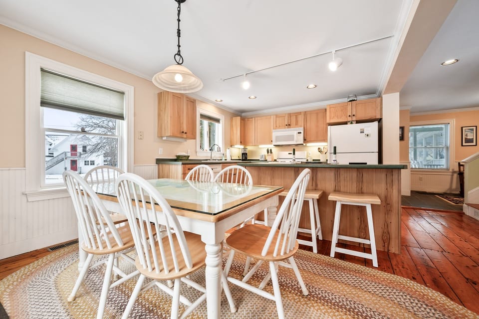 Dining area with seating for 6