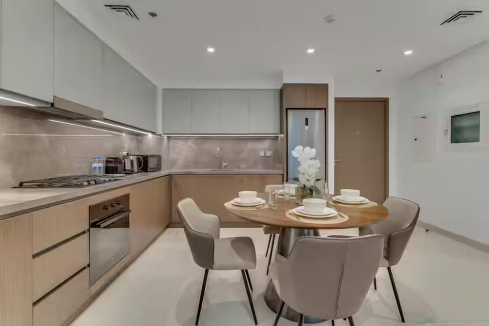 Comfort Apartment, Balcony, Beach View | In-room dining