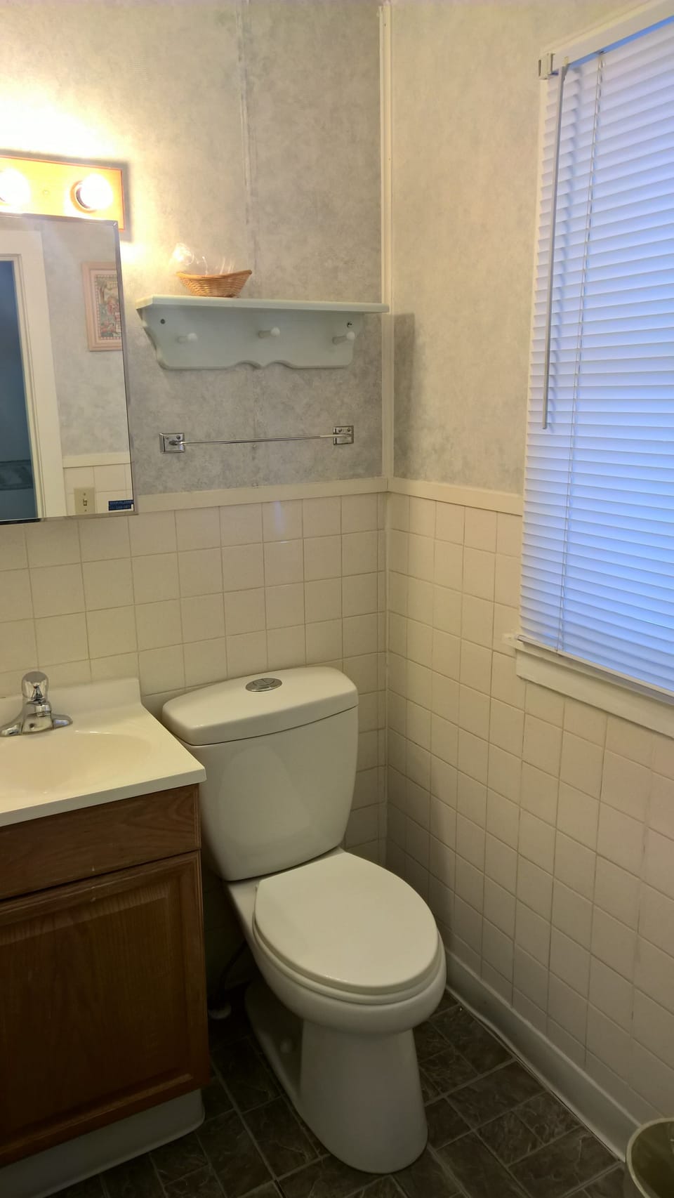 Standard Room, 1 Queen Bed | Desk, rollaway beds, free WiFi, bed sheets