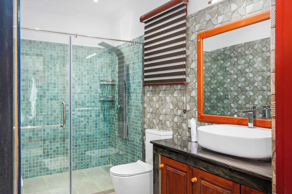 Deluxe Suite, Sea View | Bathroom | Shower, rainfall showerhead, free toiletries, bathrobes