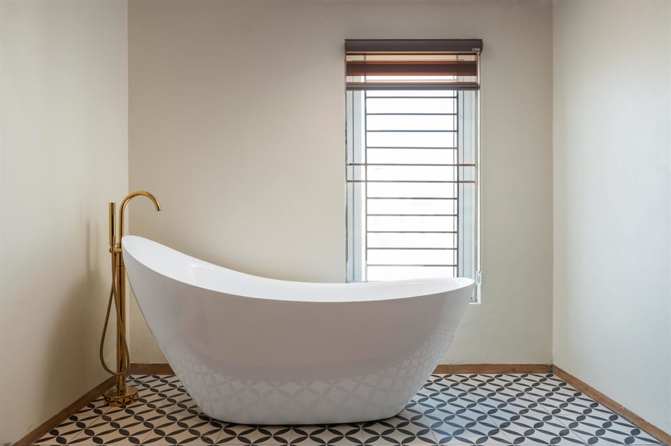 Luxury Double Room, Lake View | Desk, laptop workspace, blackout drapes, soundproofing