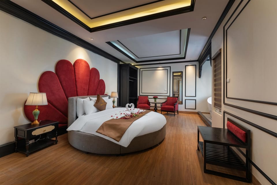 Luxury Double Room, Lake View | Desk, laptop workspace, blackout drapes, soundproofing