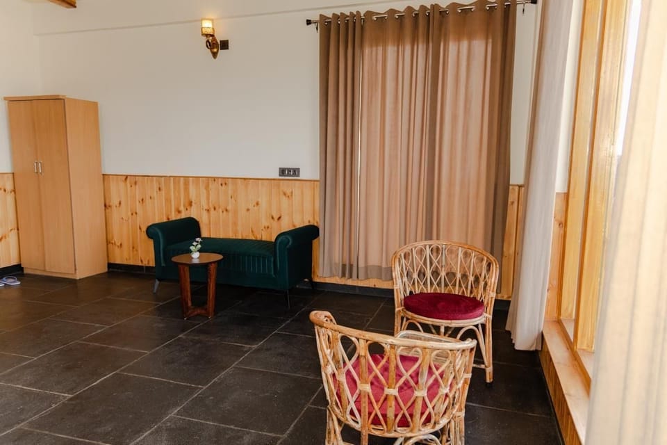 Royal Cottage | Desk, free WiFi