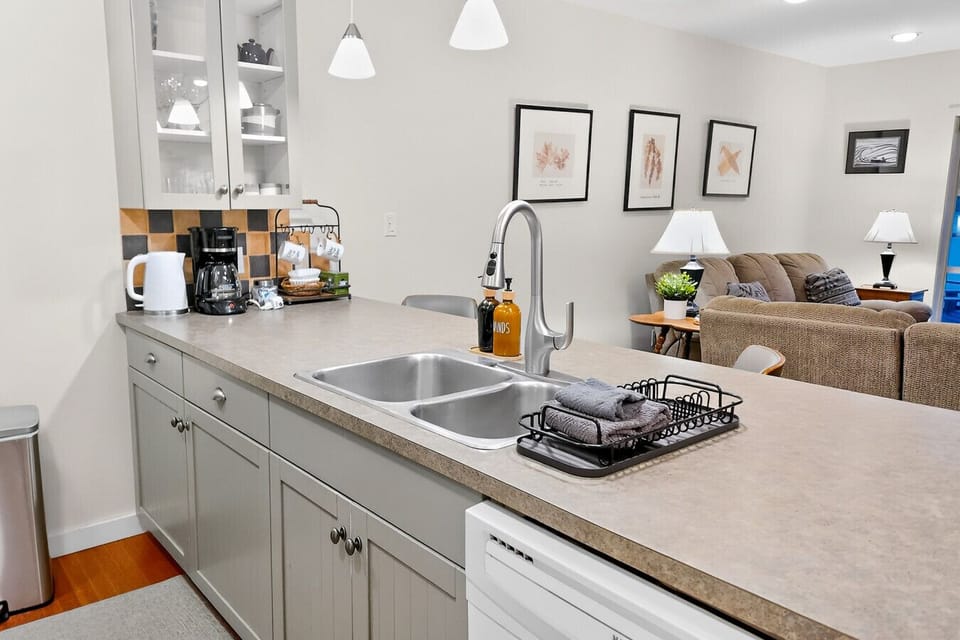 Modern, fully equipped kitchen