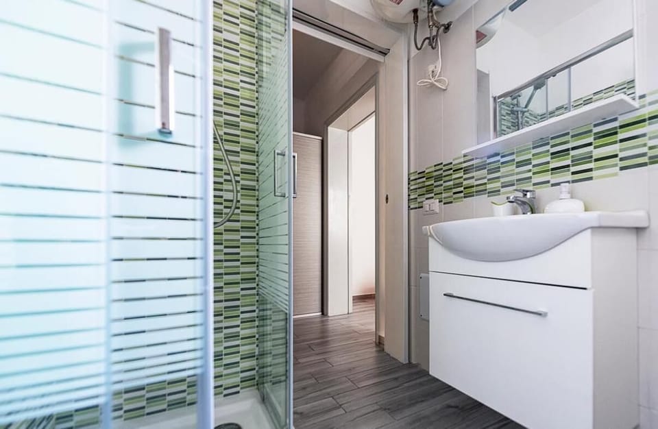 Double Room | Bathroom | Shower, bidet, towels, toilet paper