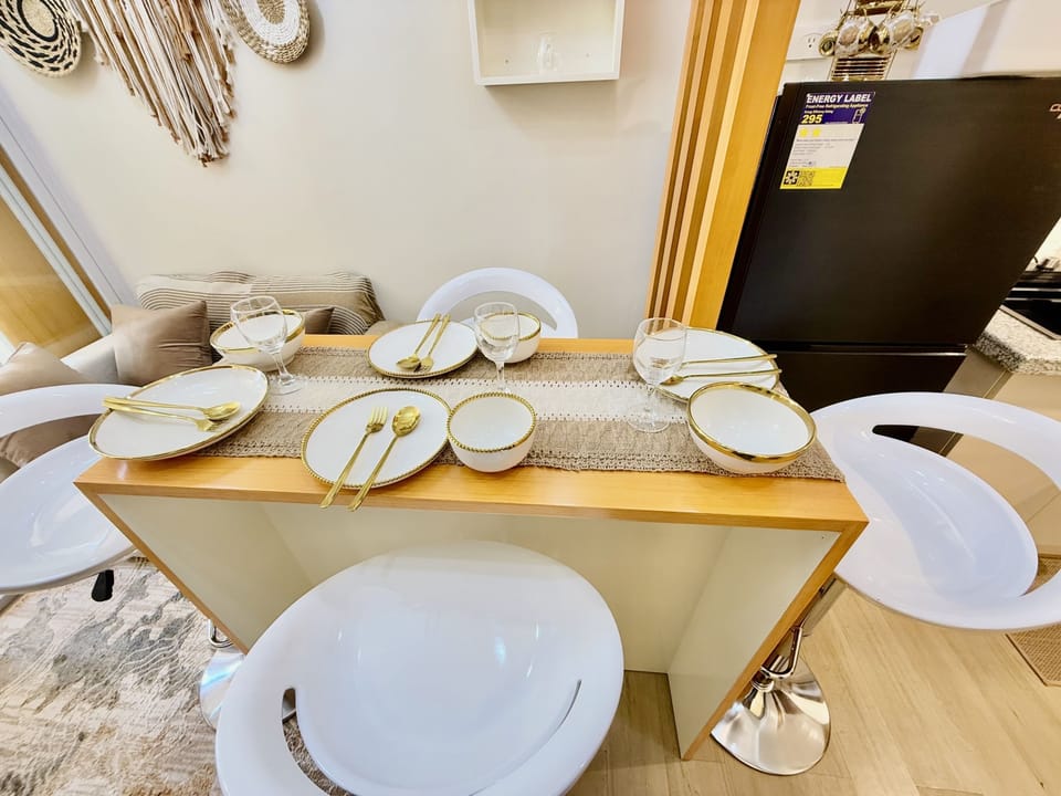 Comfort Condo, 2 Bedrooms, Balcony, Pool View | In-room dining