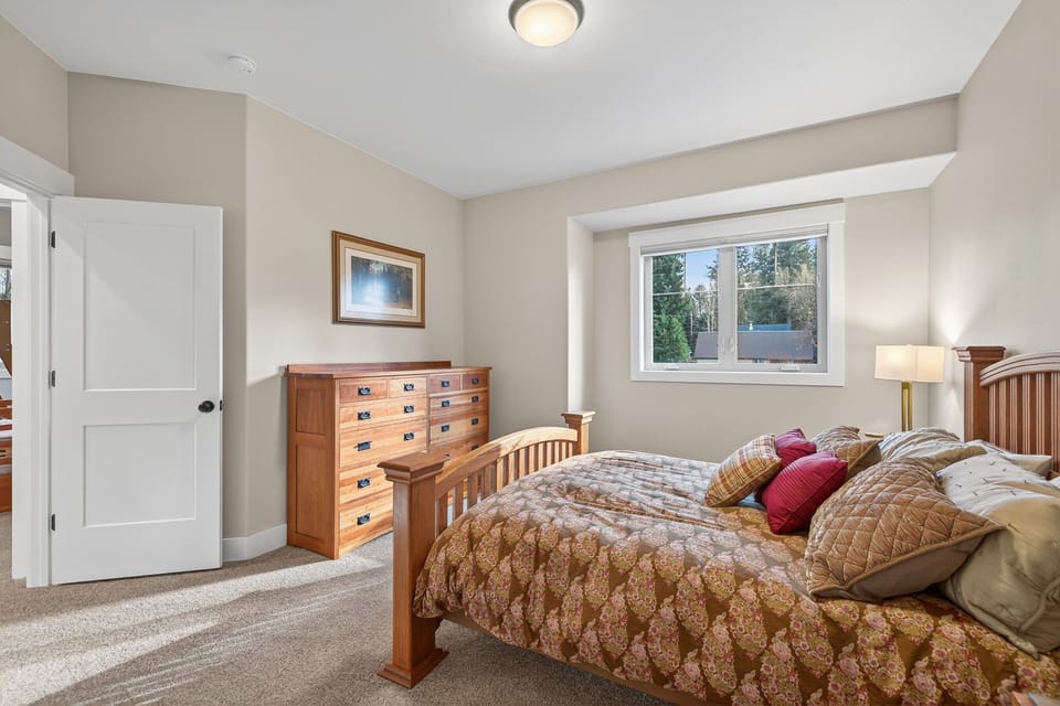 Bedroom- upstairs- queen bed