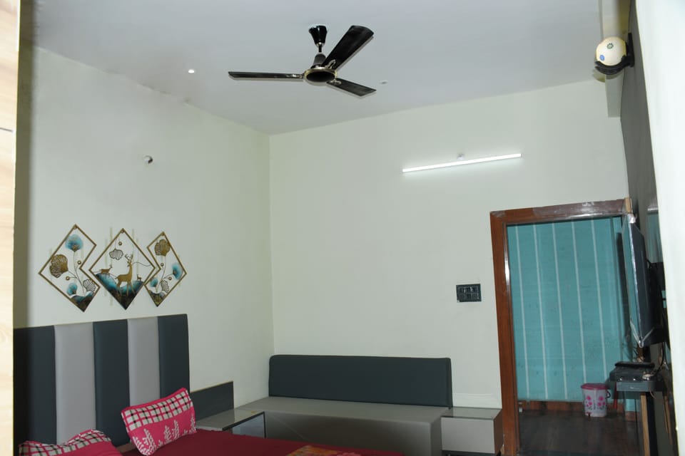 Deluxe Room | Rollaway beds, free WiFi, bed sheets