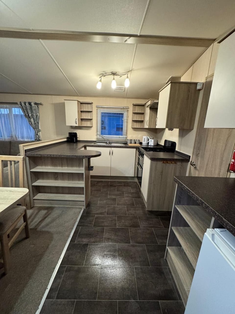 Fridge, oven, stovetop, electric kettle
