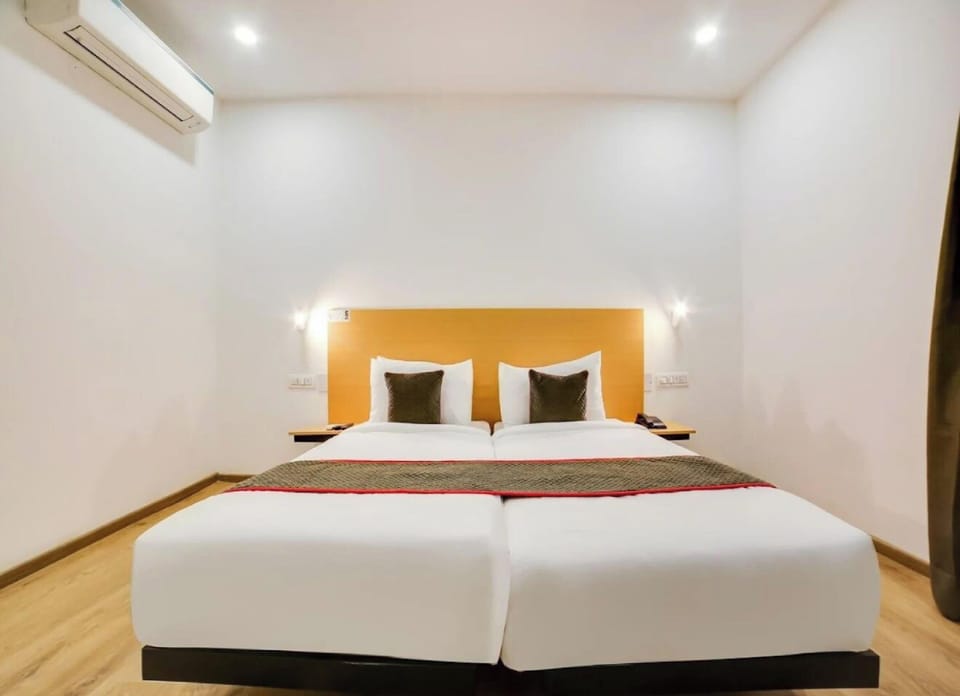 Double or Twin Room | In-room safe, desk, laptop workspace, iron/ironing board