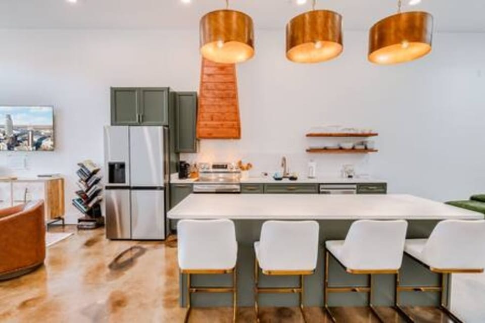 Full kitchen and eating area