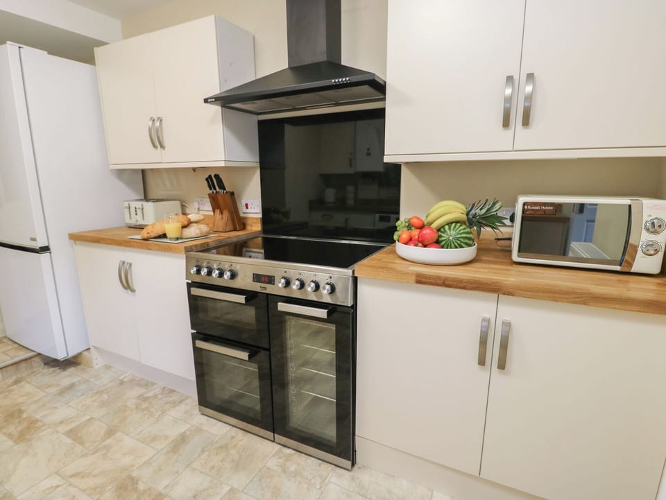 Cottage | Private kitchen | Dishwasher, cookware/dishes/utensils
