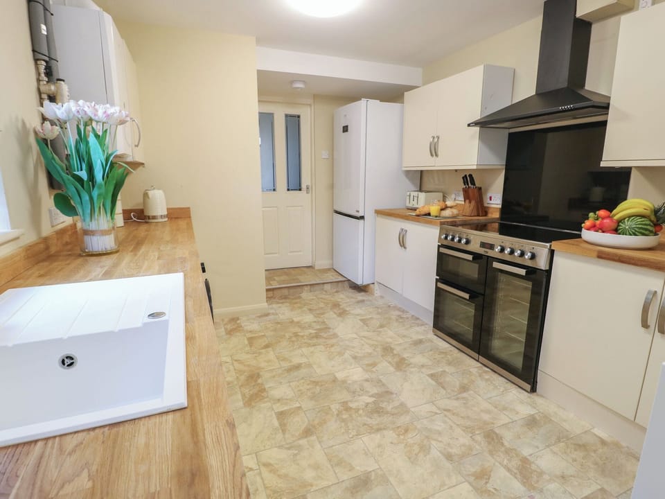 Cottage | Private kitchen | Dishwasher, cookware/dishes/utensils