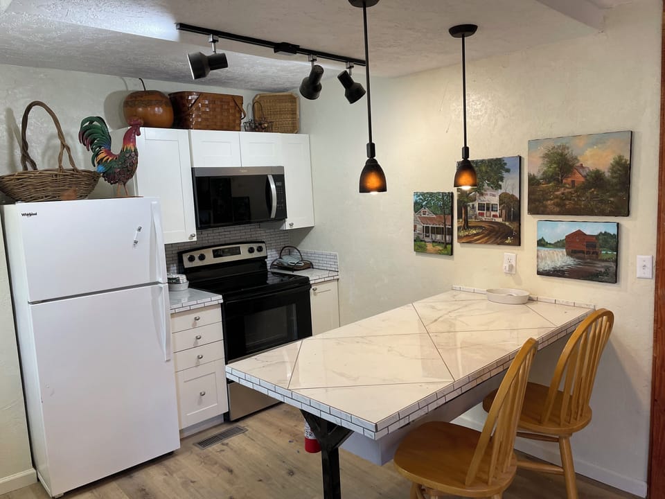 Full kitchen with island workspace.