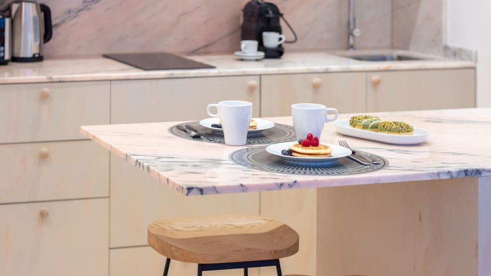 Breakfast-ready counter with great natural light and all essentials provided. #BrightSpaces #PortoStay #EasyLiving