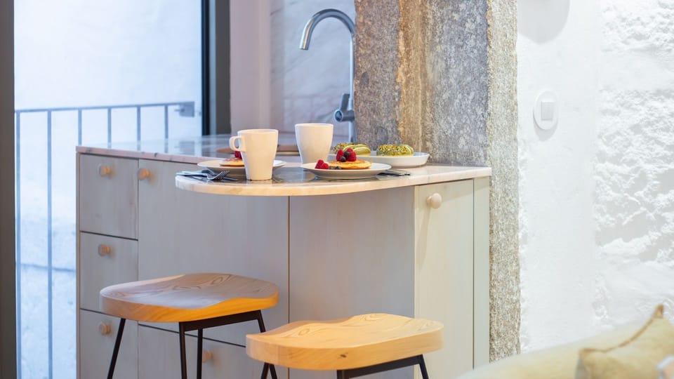 Breakfast-ready counter with great natural light and all essentials provided. #BrightSpaces #PortoStay #EasyLiving