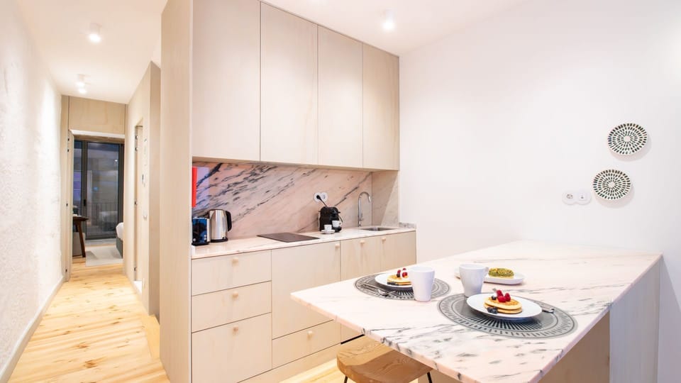 Breakfast-ready counter with great natural light and all essentials provided. #BrightSpaces #PortoStay #EasyLiving