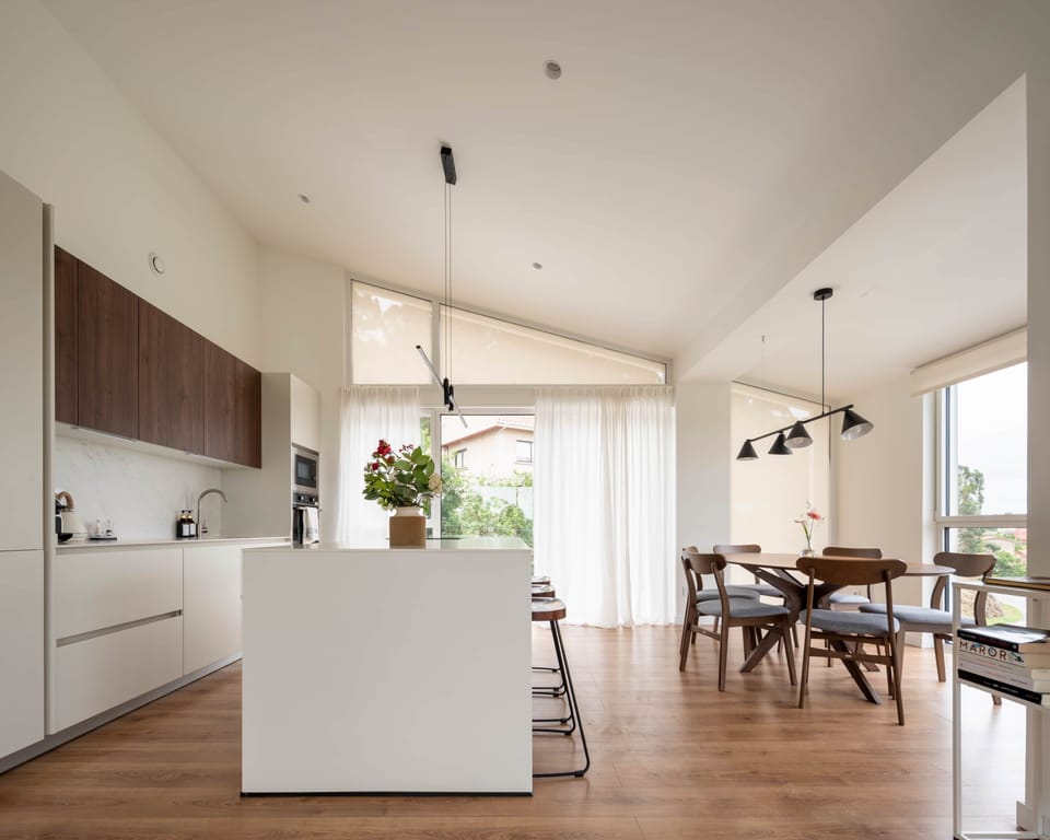 Modern living room with panoramic views and soft light, ideal for peaceful shared moments.