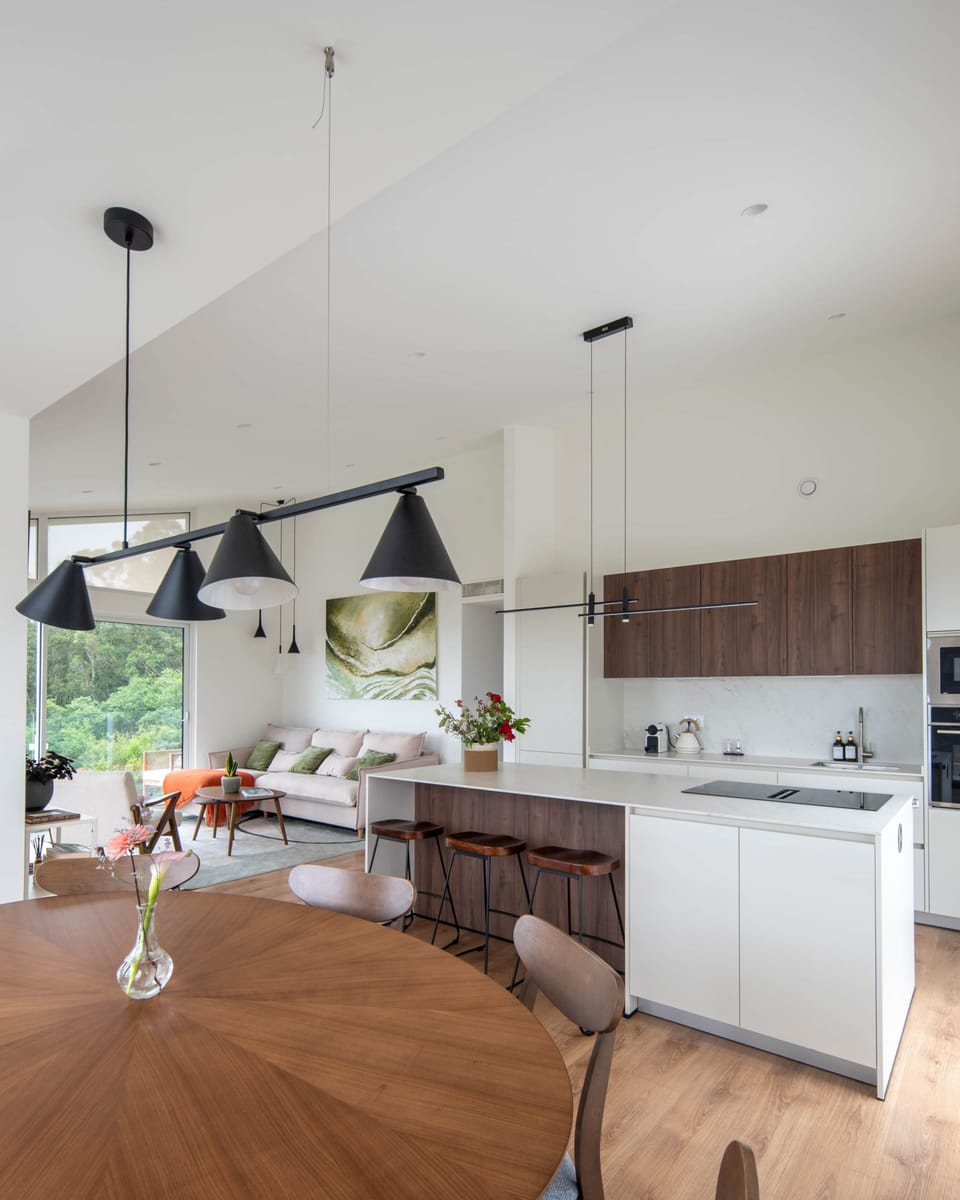 Modern kitchen and living room with soft light, ideal for peaceful shared moments.