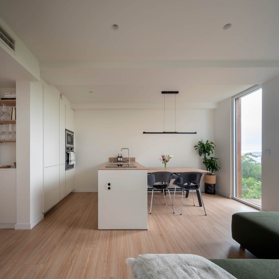 Equipped kitchen and bright dining area with views of the Rías Baixas.