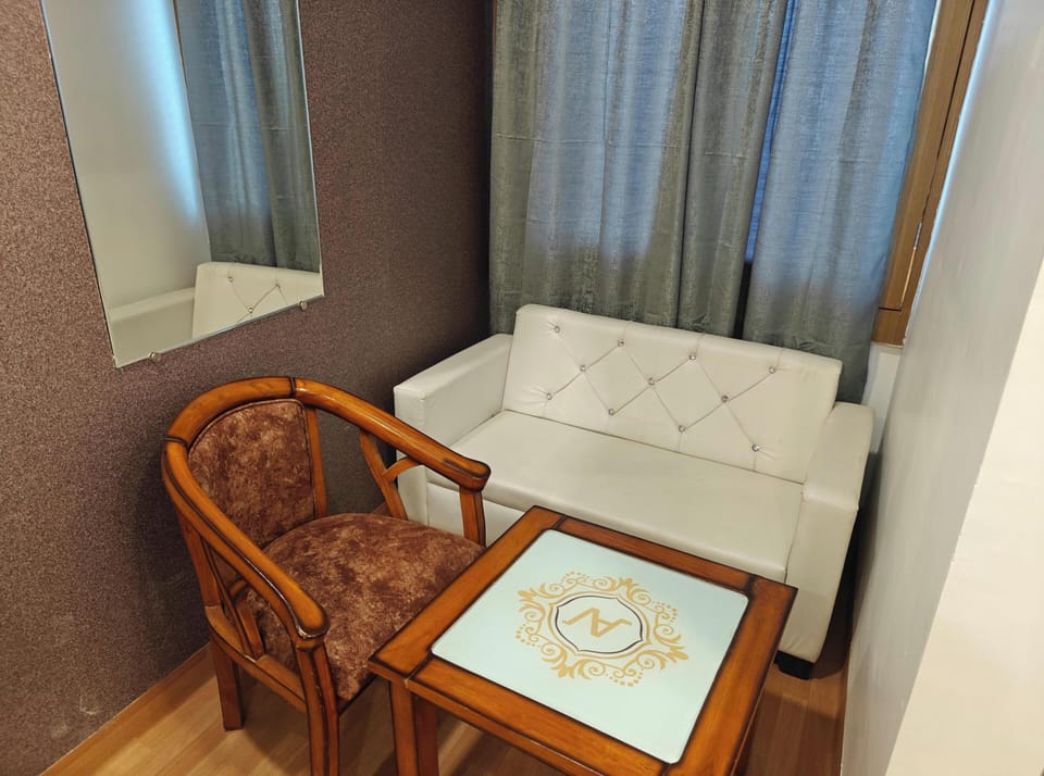 Luxury Studio Suite, Courtyard View | Living area | Fireplace