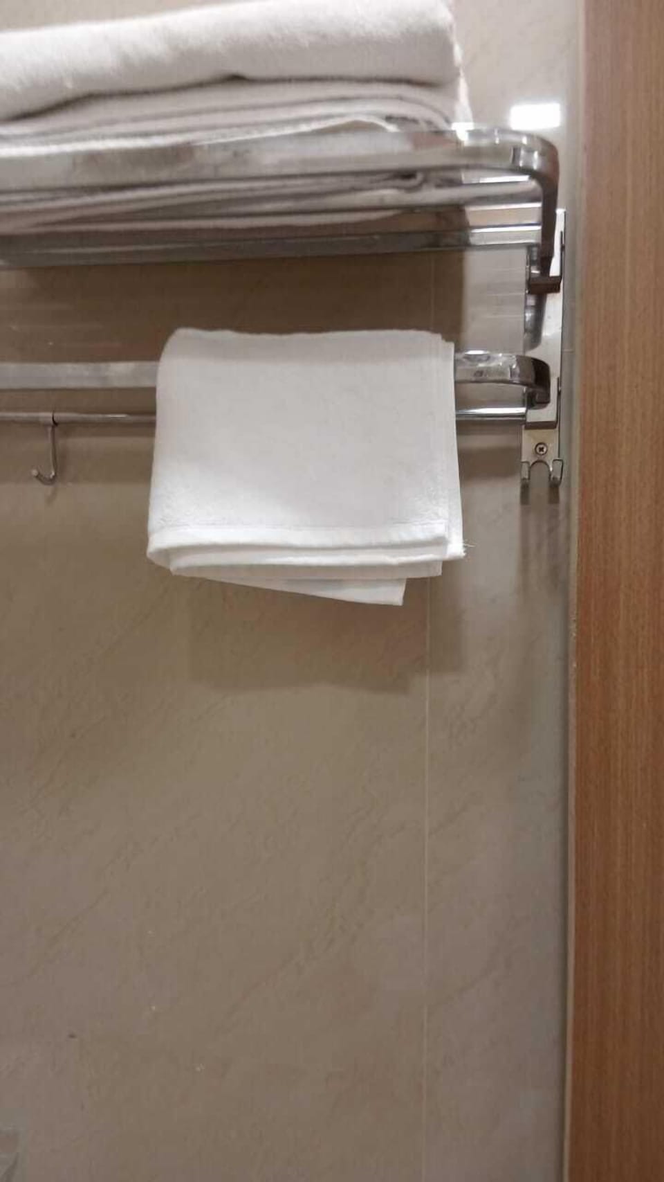 Deluxe Double or Twin Room | Bathroom | Shower, eco-friendly toiletries, slippers, towels