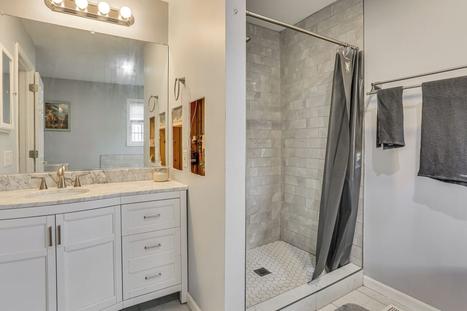 Full Bathroom | 2nd Floor