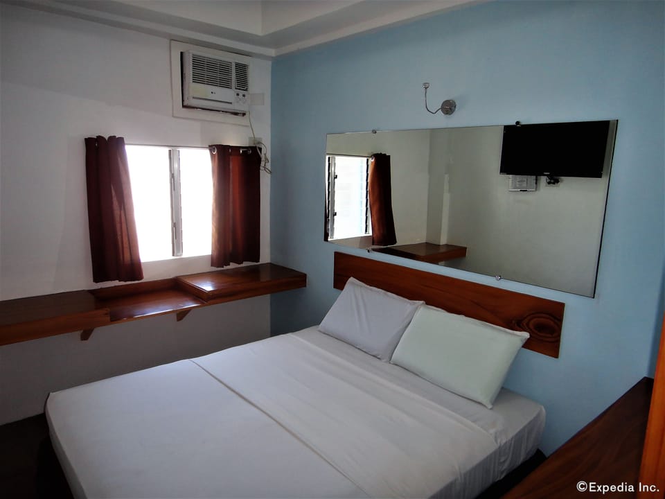 Cab Room | Desk, laptop workspace, soundproofing, free WiFi
