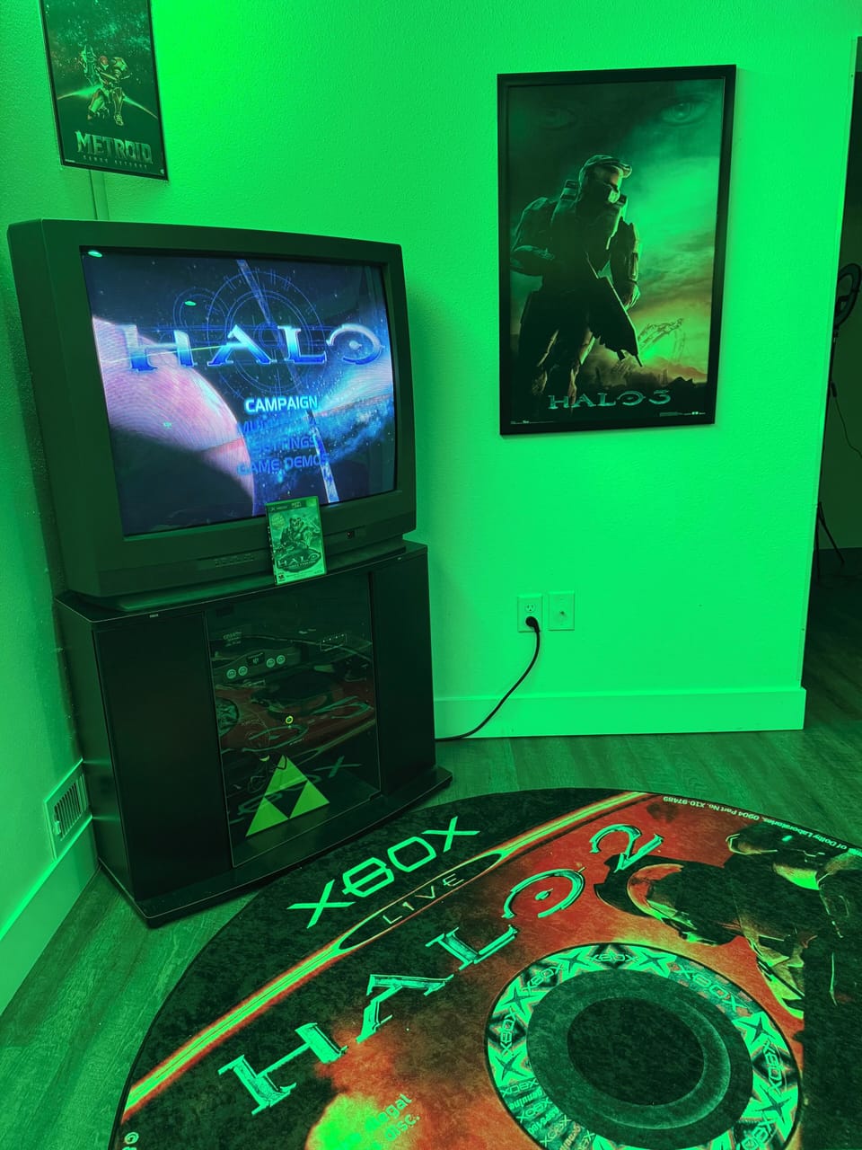 2 CRT TVs with retro consoles.
ability to run 4v4 on 2 original Xbox 
