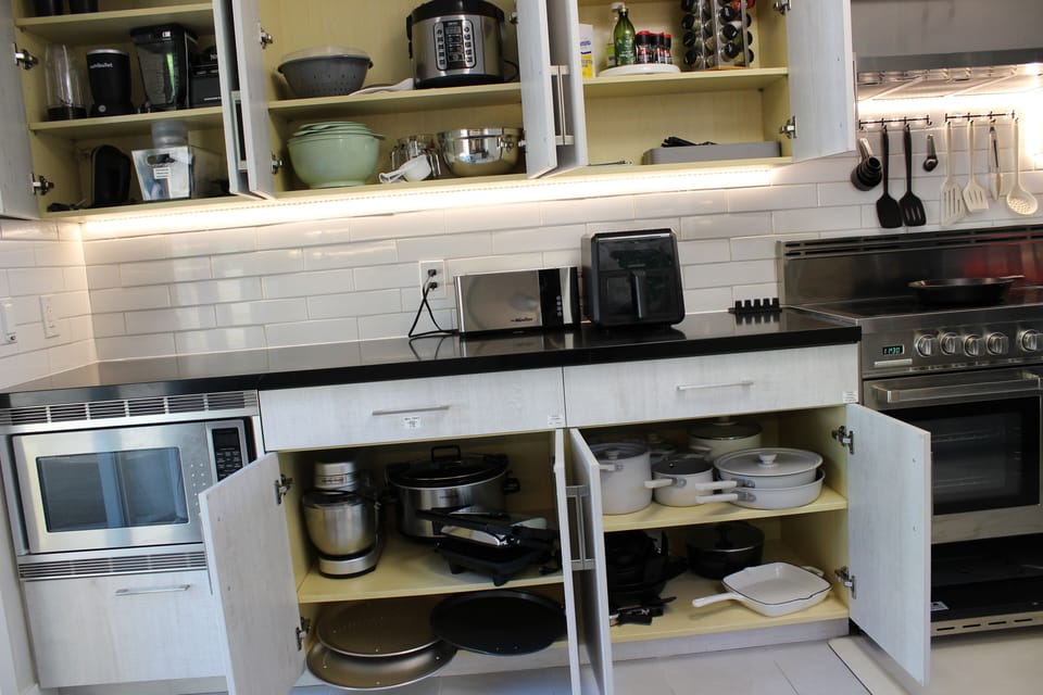 Fully stocked kitchen w/blender, rice cooker, air fryer, cookware, toaster, etc.
