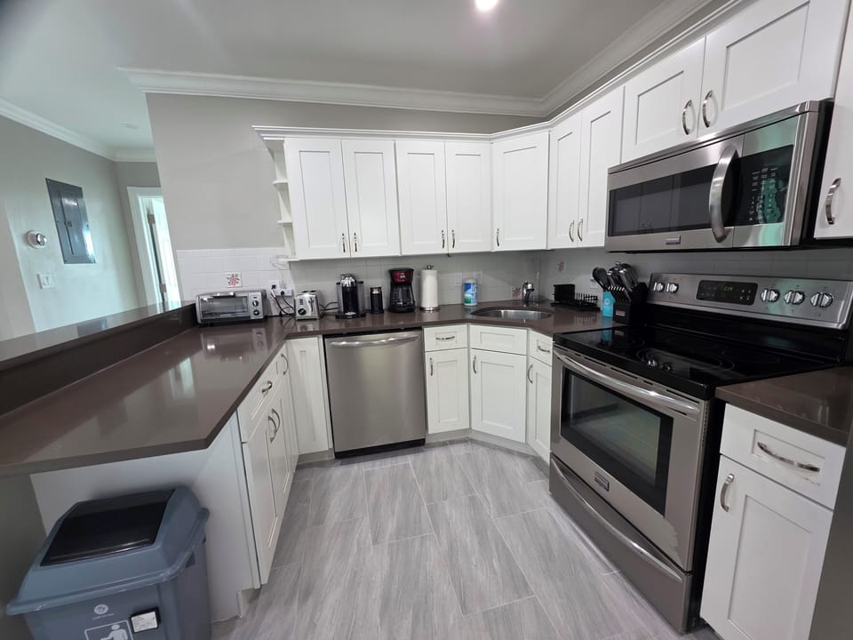 Modern and fully equipped kitchen.