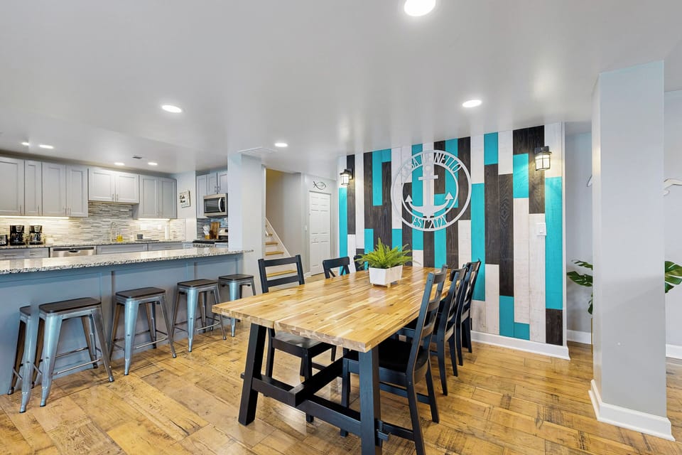 Dining Area | Dishes & Flatware Provided | 1st Floor