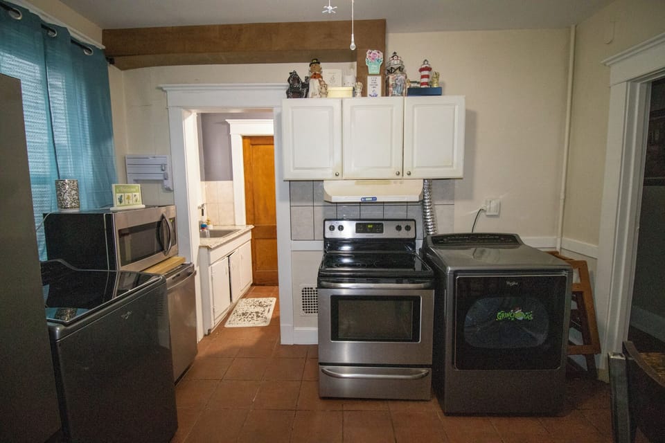 Prepare meals with ease using the stove/oven and microwave