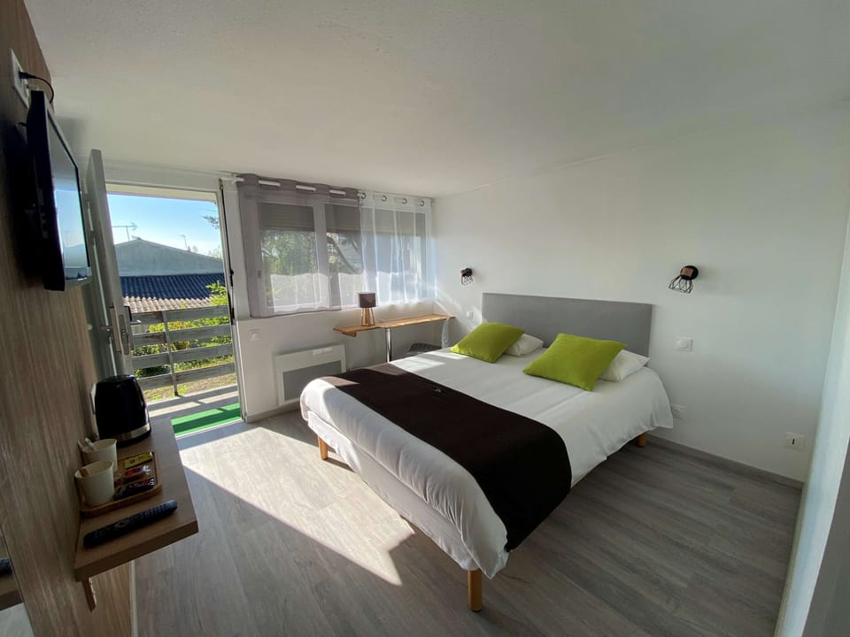 Standard Room, 1 Double Bed | Desk, laptop workspace, blackout drapes, iron/ironing board