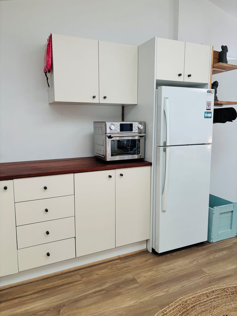 Kitchenette. Small bench top stove, 2 burner electric bench top and microwave.