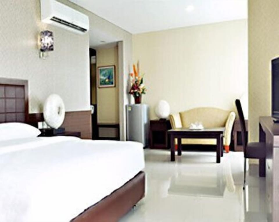 In-room safe, desk, free WiFi, bed sheets
