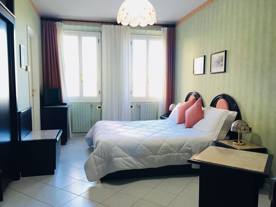 Premium bedding, down comforters, minibar, desk