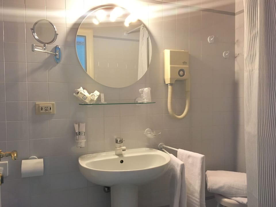 Shower, rainfall showerhead, free toiletries, hair dryer