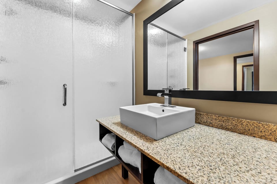 Combined shower/tub, free toiletries, hair dryer, towels
