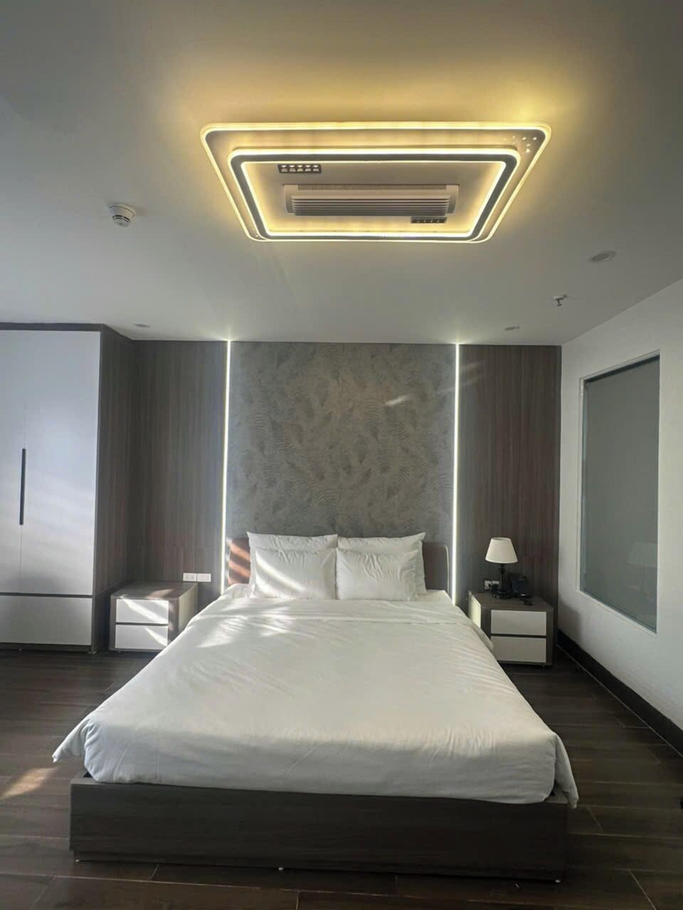 Deluxe Room | Desk, laptop workspace, soundproofing, iron/ironing board