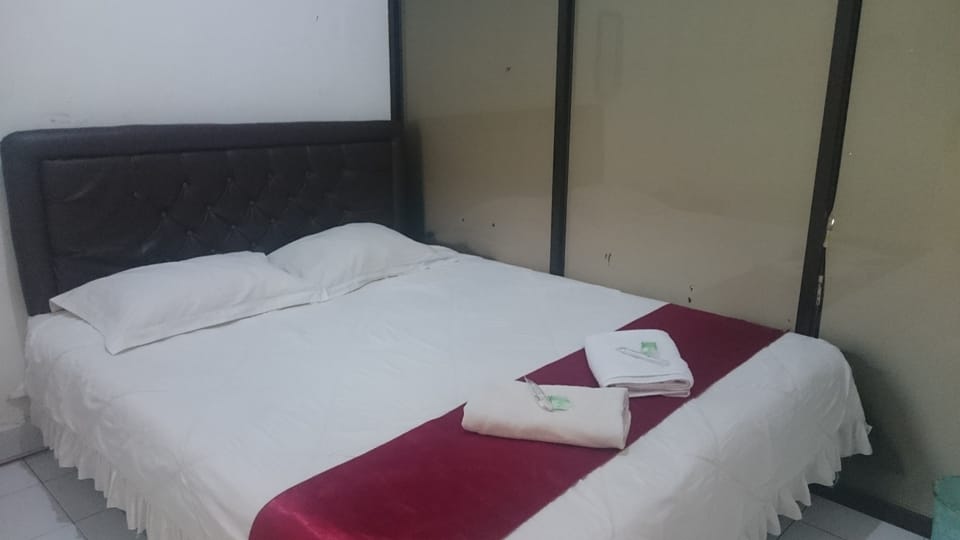 Capsule Business | Desk, free WiFi