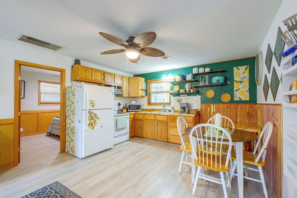 Kitchen & Dining Area
